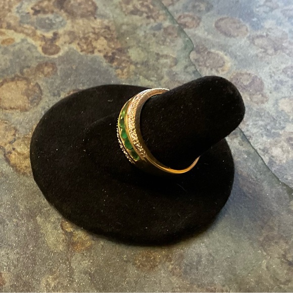 14kt Band Ring with Green and white Gemstone Inlay - Picture 2 of 4